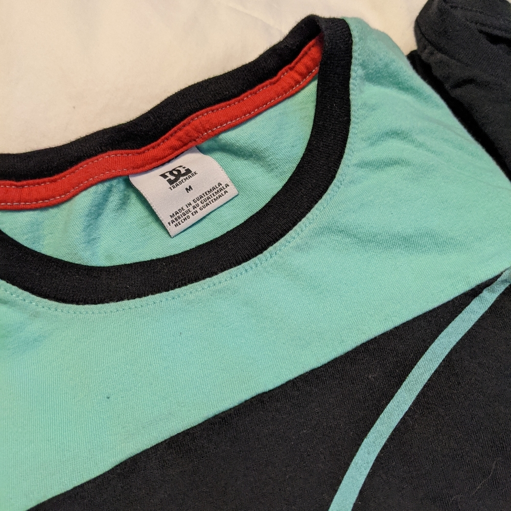 Hurley DC Shoes 2/lot Graphic Tee Size M 494 - Picture 2 of 15
